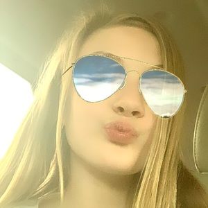 Meet your Posher, Ella